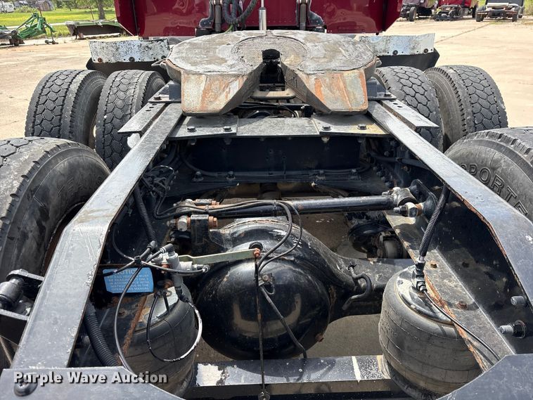 image for item ET2047 2008 Peterbilt 386 semi truck