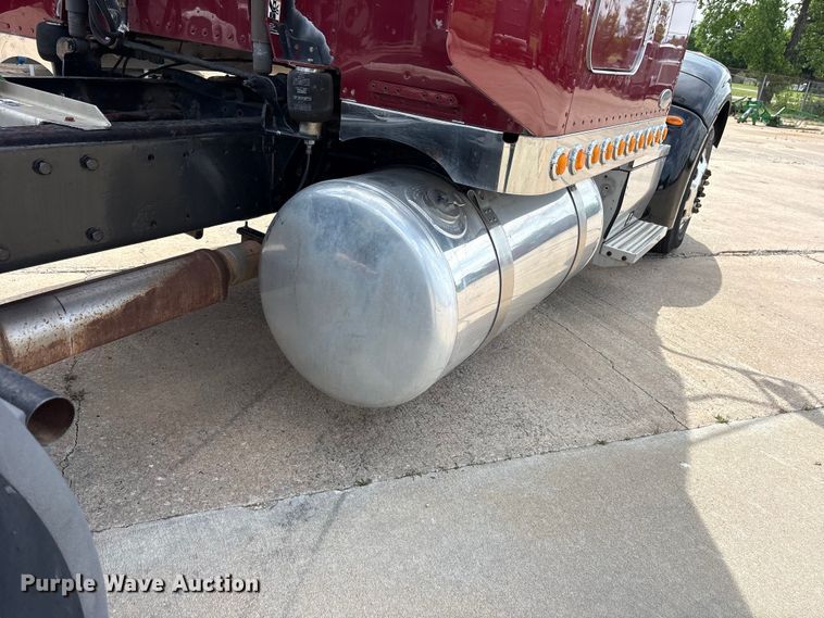 image for item ET2047 2008 Peterbilt 386 semi truck