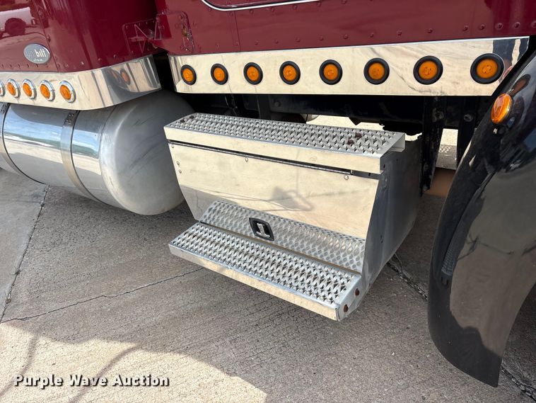 image for item ET2047 2008 Peterbilt 386 semi truck