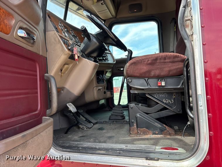 image for item ET2047 2008 Peterbilt 386 semi truck