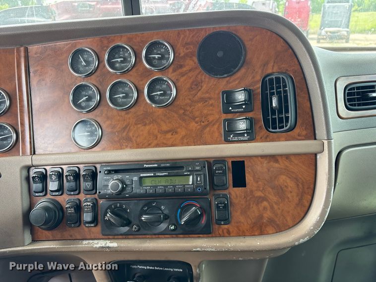 image for item ET2047 2008 Peterbilt 386 semi truck