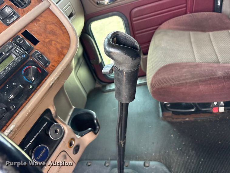 image for item ET2047 2008 Peterbilt 386 semi truck