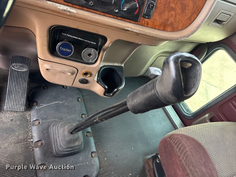 image for item ET2047 2008 Peterbilt 386 semi truck