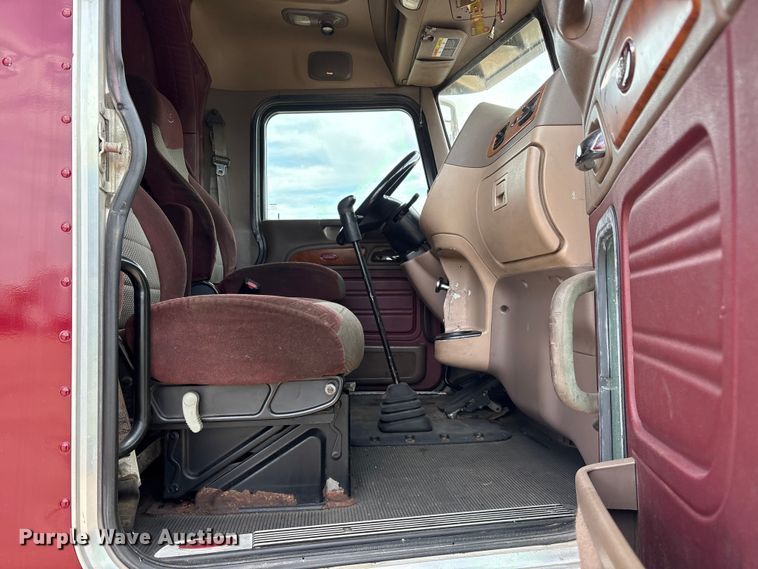image for item ET2047 2008 Peterbilt 386 semi truck