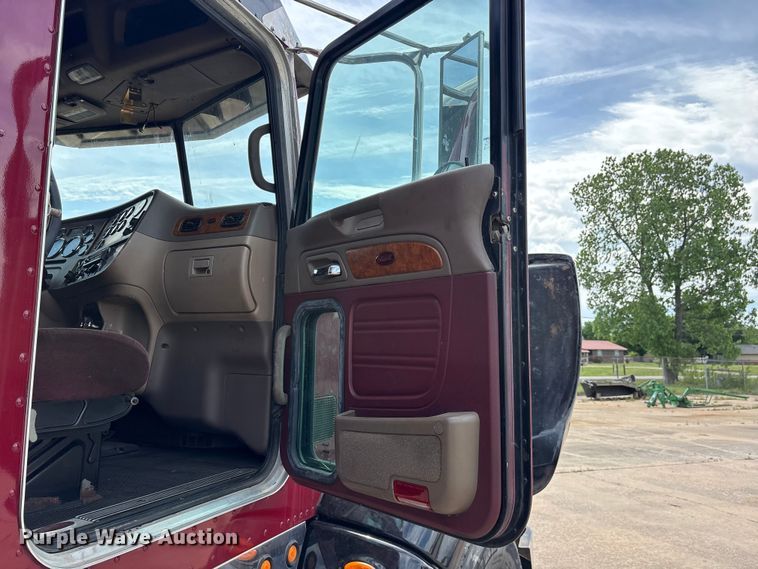 image for item ET2047 2008 Peterbilt 386 semi truck