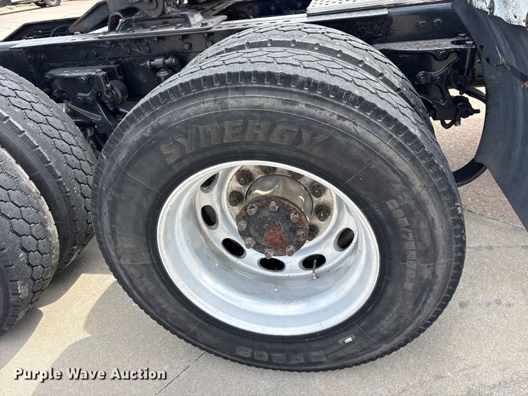 image for item ET2047 2008 Peterbilt 386 semi truck