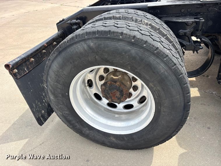 image for item ET2047 2008 Peterbilt 386 semi truck