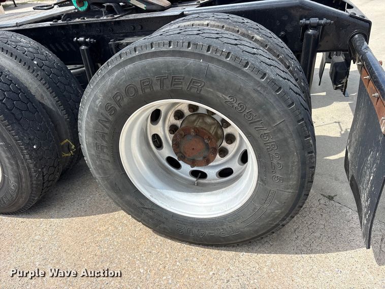 image for item ET2047 2008 Peterbilt 386 semi truck