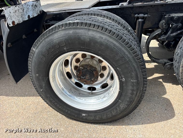 image for item ET2047 2008 Peterbilt 386 semi truck