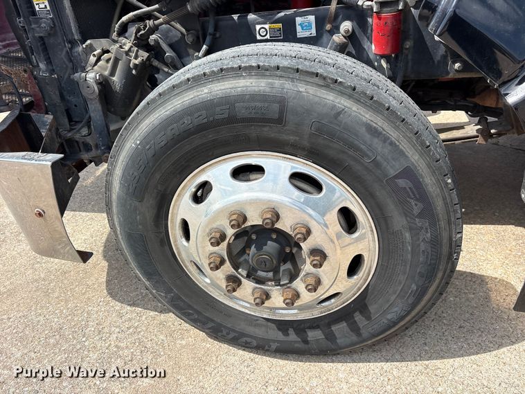 image for item ET2047 2008 Peterbilt 386 semi truck