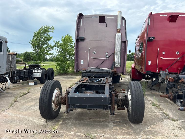 image for item ET2053 2009 Peterbilt 387 semi truck