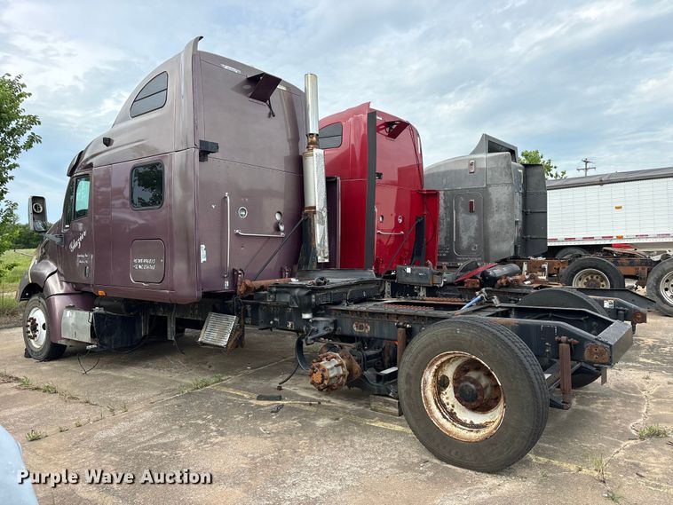 image for item ET2053 2009 Peterbilt 387 semi truck