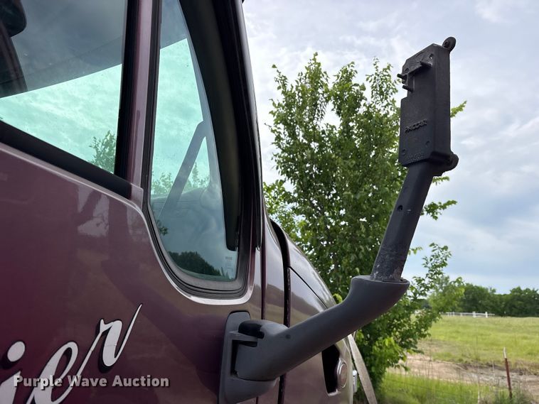 image for item ET2053 2009 Peterbilt 387 semi truck