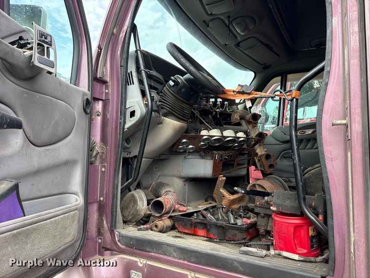 image for item ET2053 2009 Peterbilt 387 semi truck
