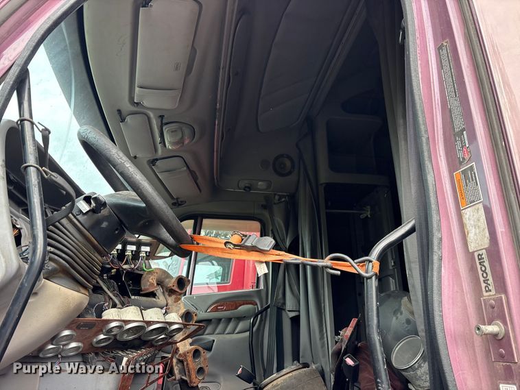 image for item ET2053 2009 Peterbilt 387 semi truck