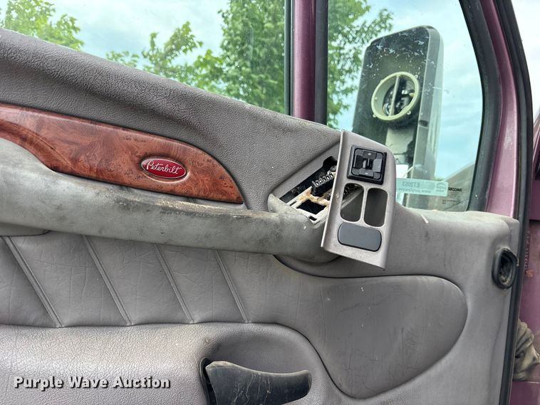 image for item ET2053 2009 Peterbilt 387 semi truck