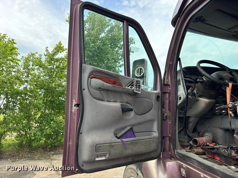 image for item ET2053 2009 Peterbilt 387 semi truck