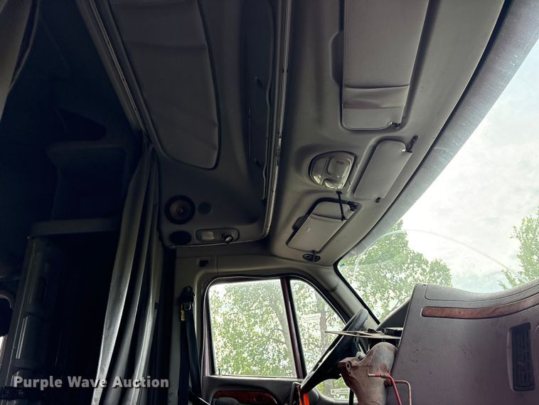 image for item ET2053 2009 Peterbilt 387 semi truck