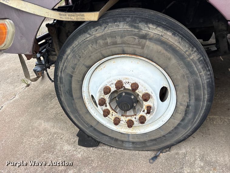 image for item ET2053 2009 Peterbilt 387 semi truck