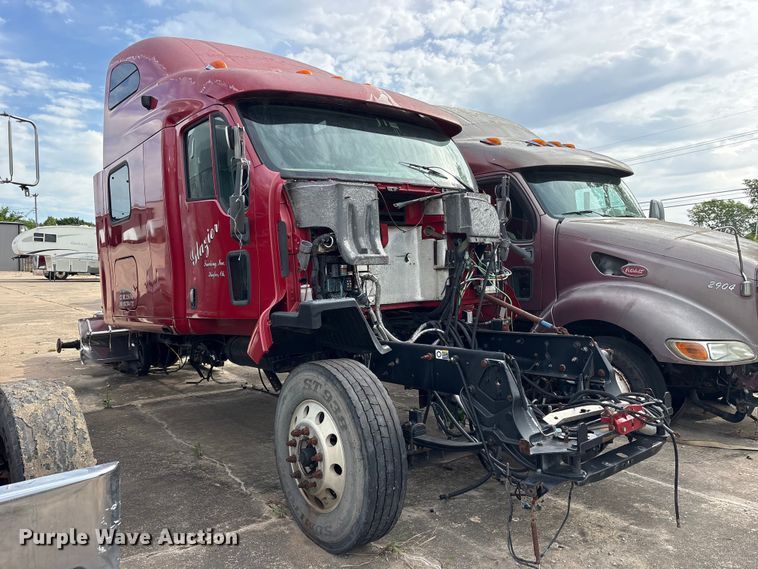 image for item ET2054 2009 Peterbilt 387 semi truck
