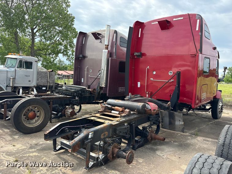 image for item ET2054 2009 Peterbilt 387 semi truck