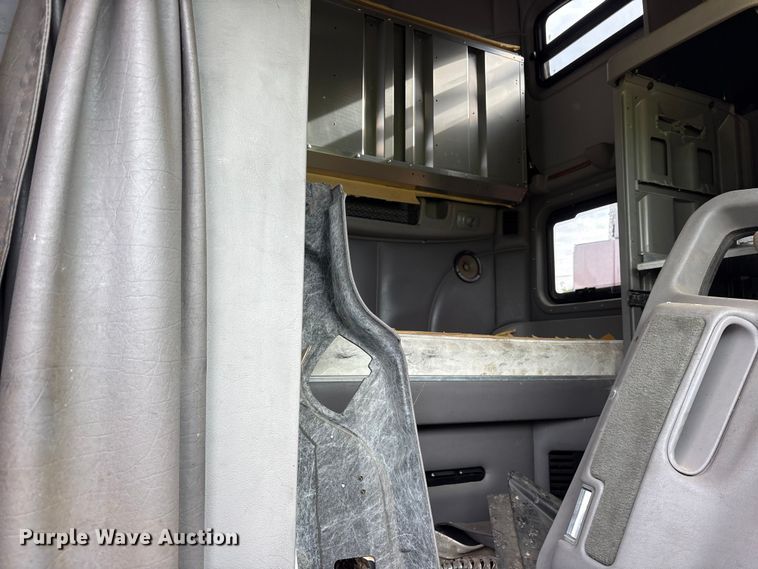 image for item ET2054 2009 Peterbilt 387 semi truck