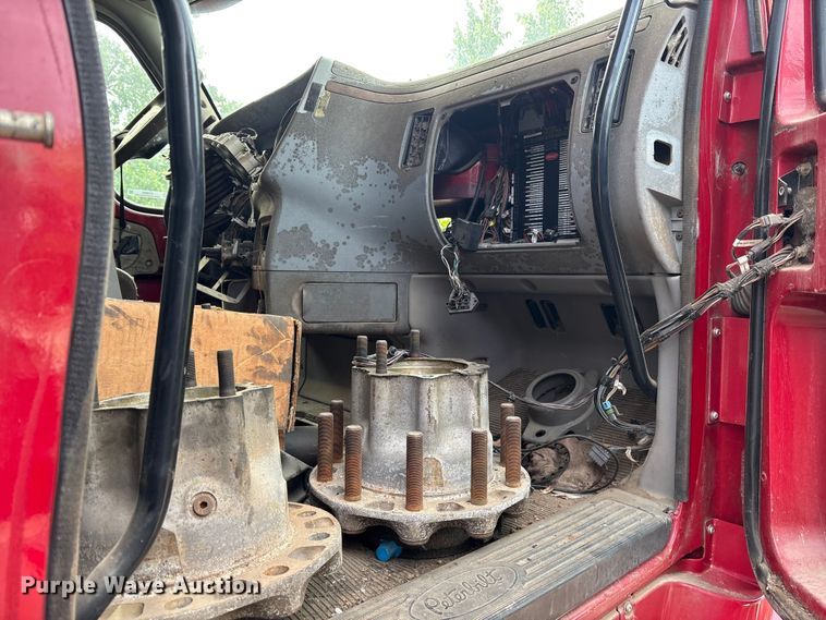 image for item ET2054 2009 Peterbilt 387 semi truck