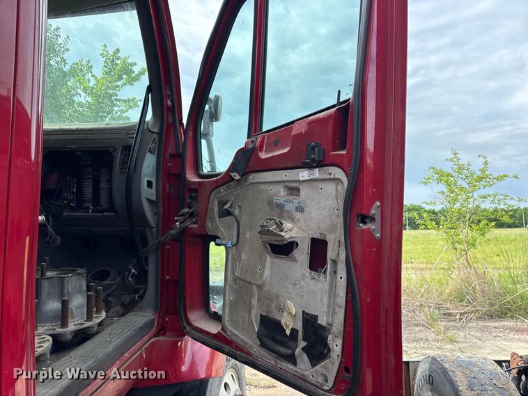 image for item ET2054 2009 Peterbilt 387 semi truck