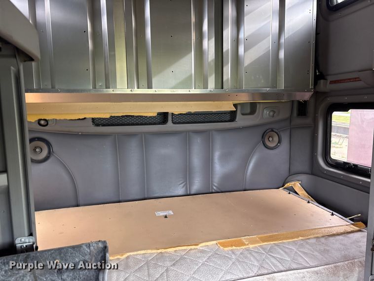 image for item ET2054 2009 Peterbilt 387 semi truck