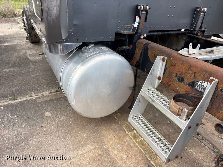 image for item ET2055 1999 Peterbilt 379 semi truck