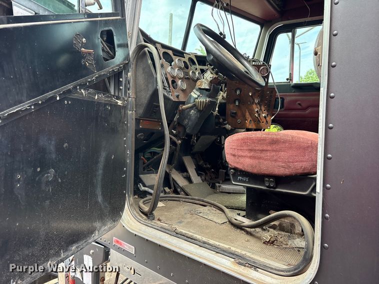image for item ET2055 1999 Peterbilt 379 semi truck