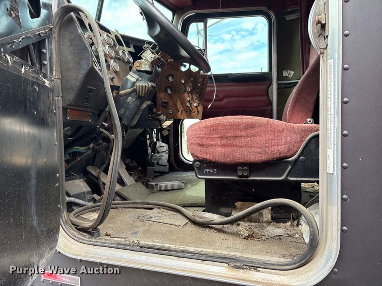 image for item ET2055 1999 Peterbilt 379 semi truck