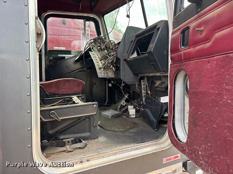 image for item ET2055 1999 Peterbilt 379 semi truck
