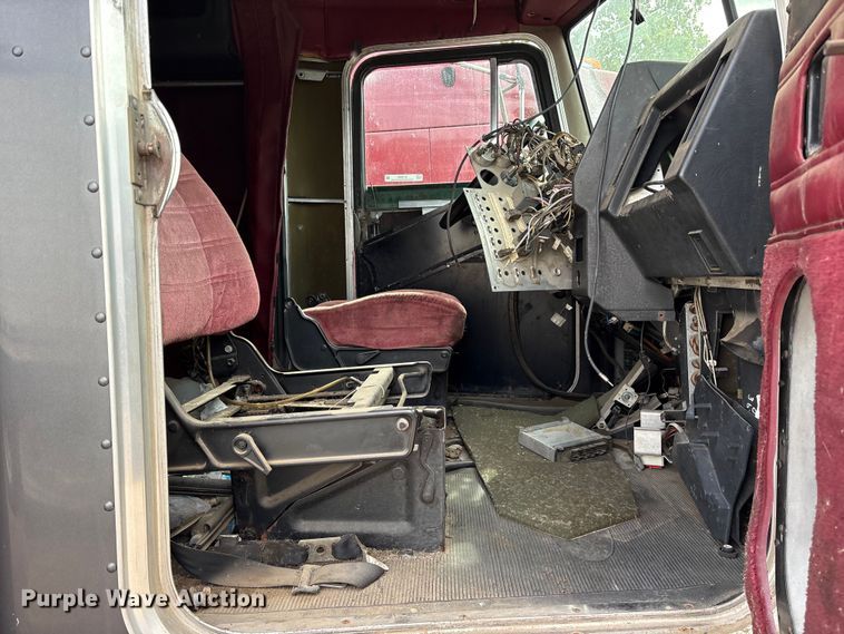 image for item ET2055 1999 Peterbilt 379 semi truck