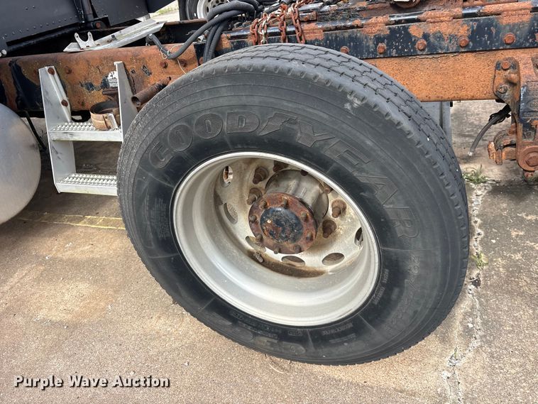 image for item ET2055 1999 Peterbilt 379 semi truck