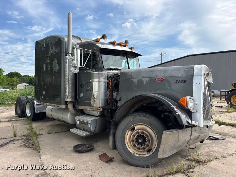 image for item ET2057 2001 Peterbilt 379 semi truck