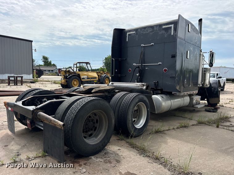 image for item ET2057 2001 Peterbilt 379 semi truck