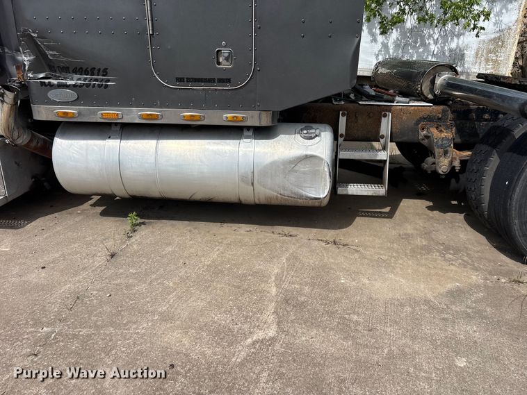 image for item ET2057 2001 Peterbilt 379 semi truck