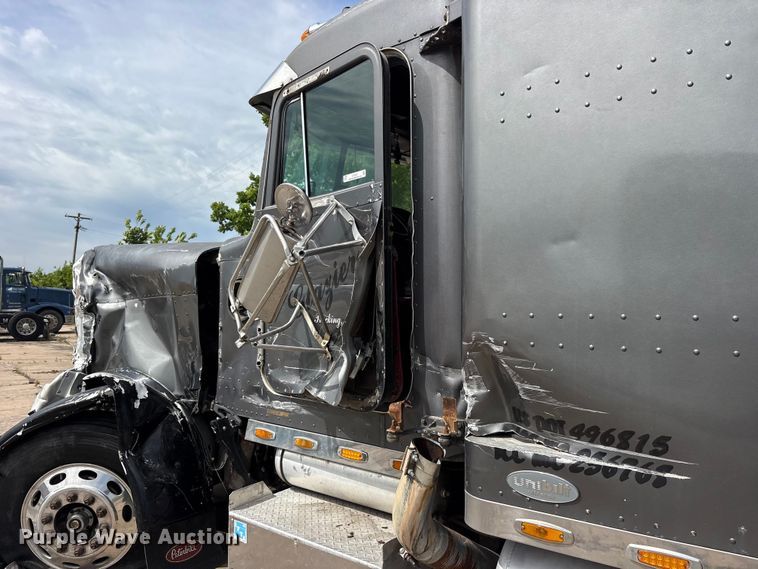 image for item ET2057 2001 Peterbilt 379 semi truck
