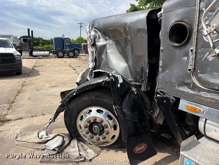 image for item ET2057 2001 Peterbilt 379 semi truck