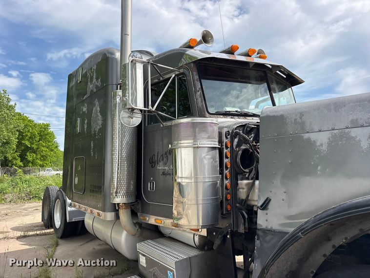 image for item ET2057 2001 Peterbilt 379 semi truck