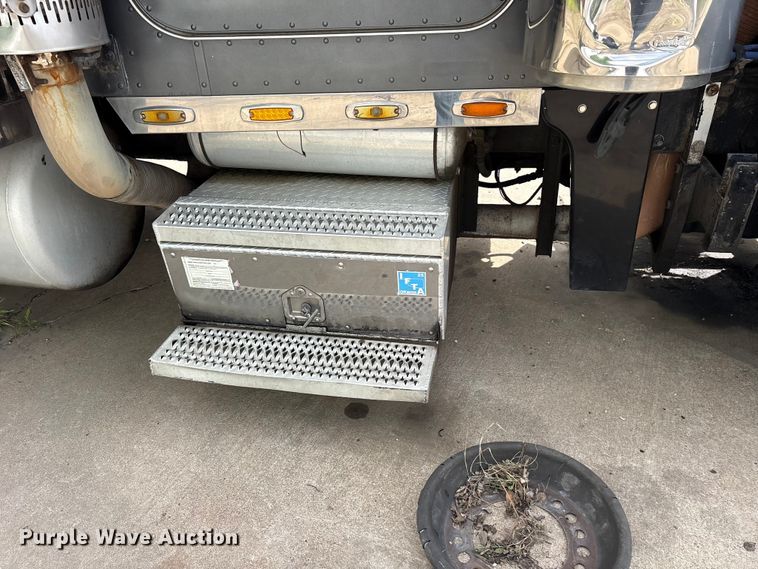 image for item ET2057 2001 Peterbilt 379 semi truck