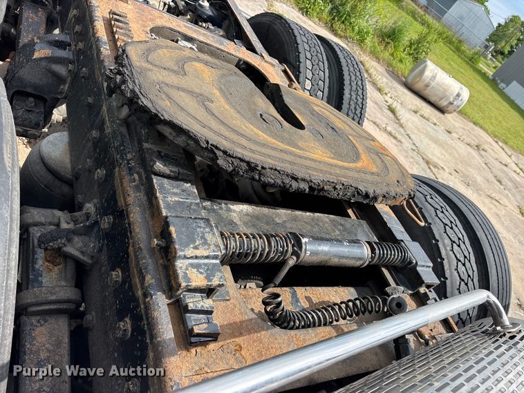 image for item ET2057 2001 Peterbilt 379 semi truck
