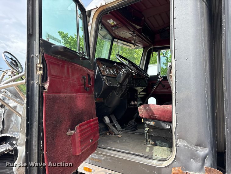 image for item ET2057 2001 Peterbilt 379 semi truck