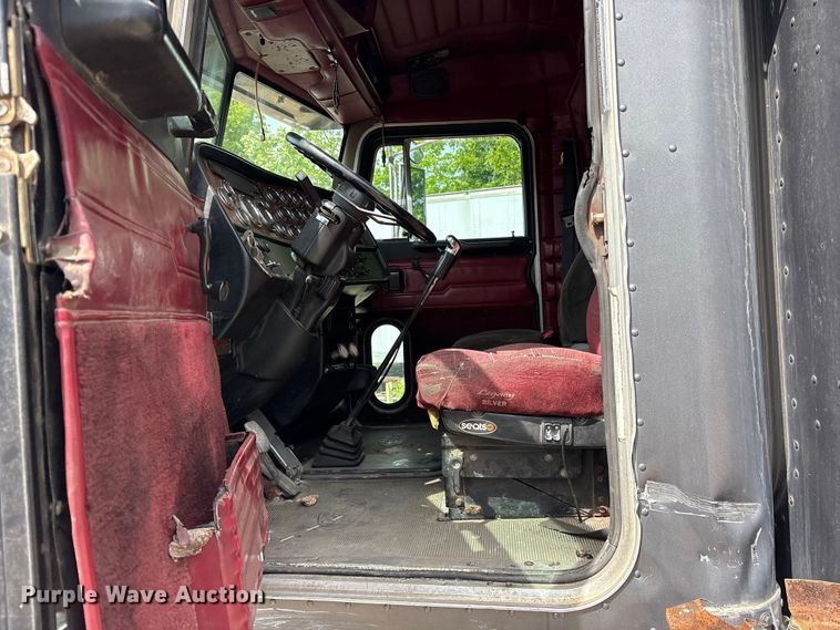 image for item ET2057 2001 Peterbilt 379 semi truck