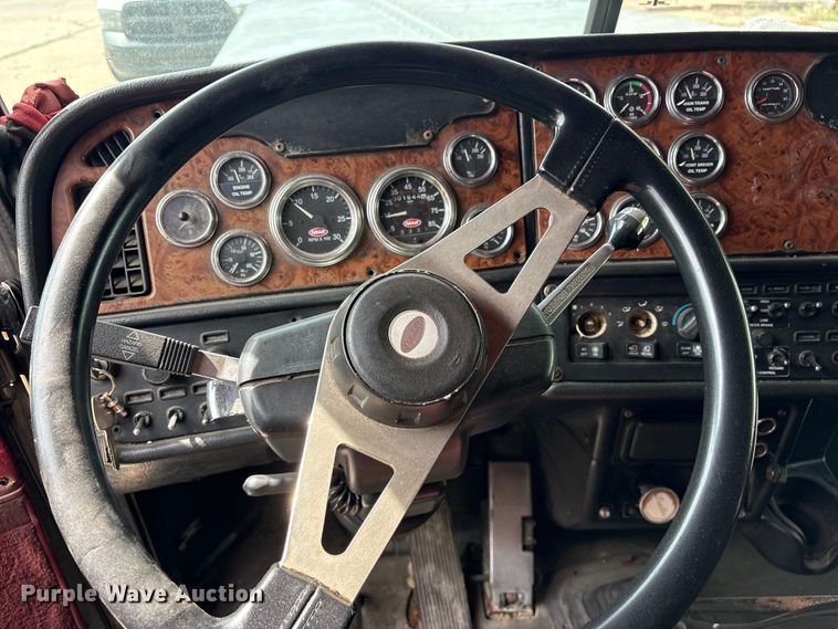 image for item ET2057 2001 Peterbilt 379 semi truck