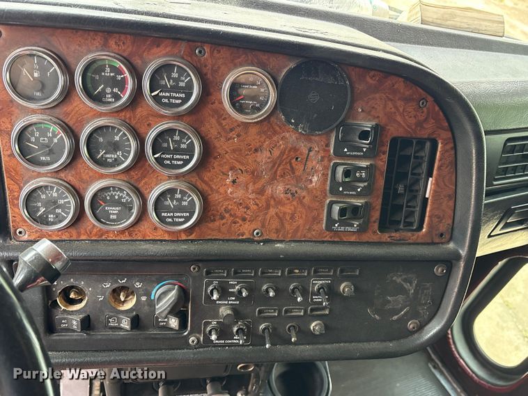 image for item ET2057 2001 Peterbilt 379 semi truck