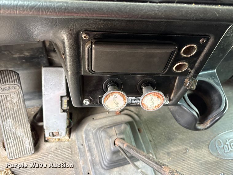 image for item ET2057 2001 Peterbilt 379 semi truck