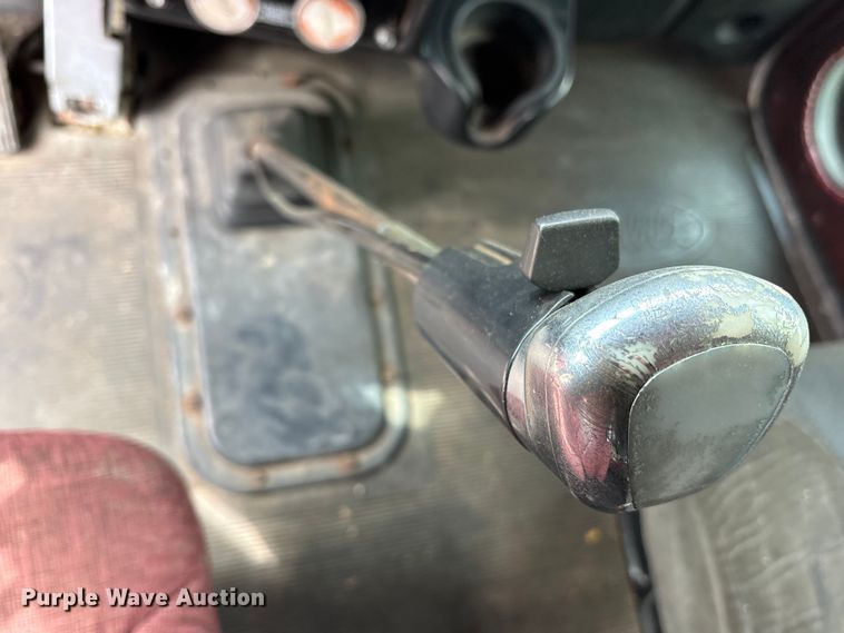 image for item ET2057 2001 Peterbilt 379 semi truck