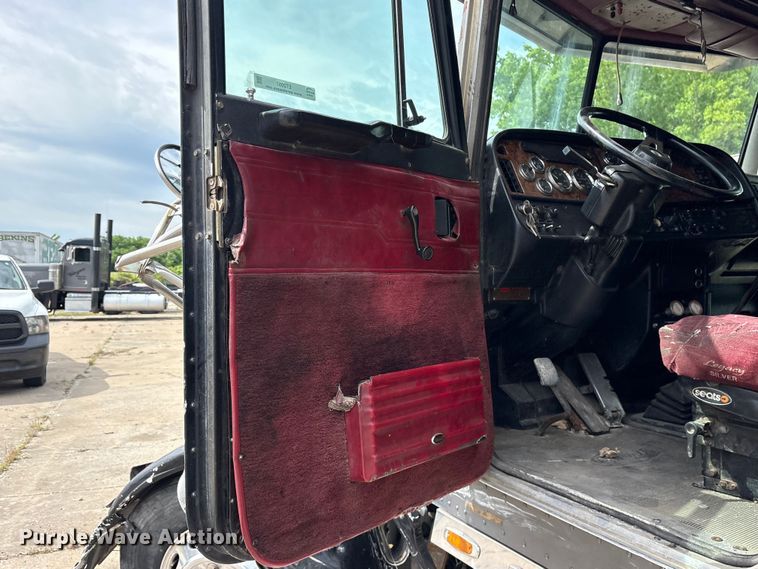 image for item ET2057 2001 Peterbilt 379 semi truck